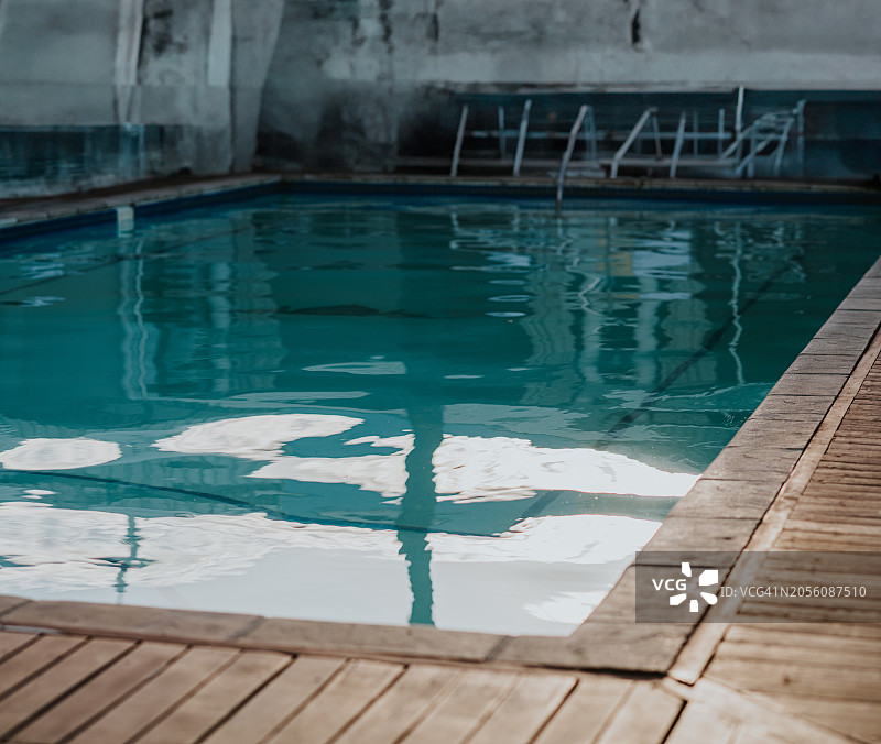 废弃的游泳池图片素材