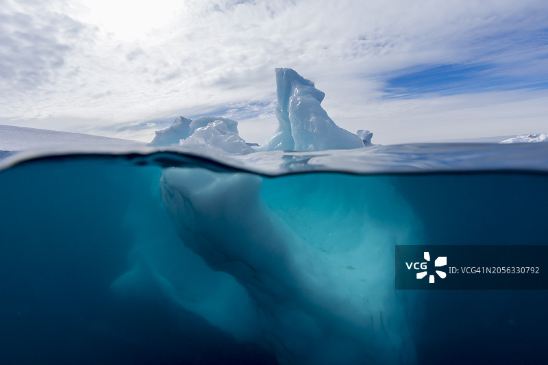 南极冰山水上水下视角图片素材