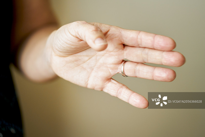 女士戴戒指的手指正面照图片素材