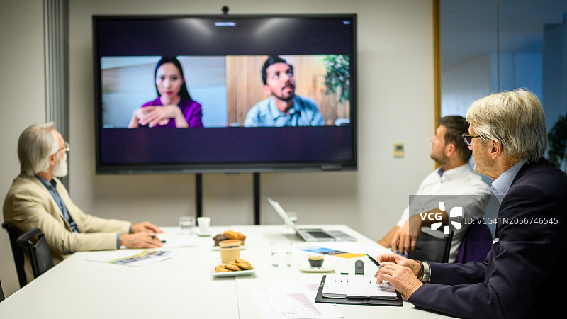 两位老年商人参加混合演示图片素材