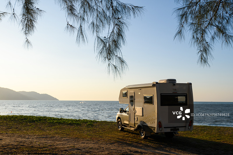 海边的露营车图片素材