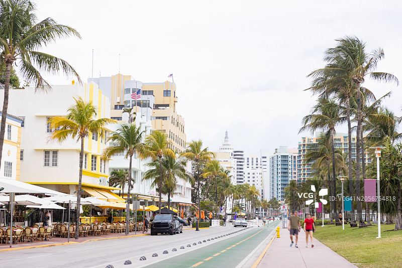 阴天迈阿密海滩海洋大道上的装饰艺术建筑景观图片素材