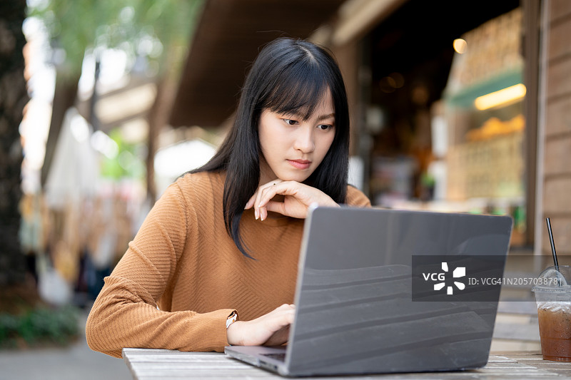 随时随地远程工作：亚洲女性在办公室外通过互联网主持会议图片素材