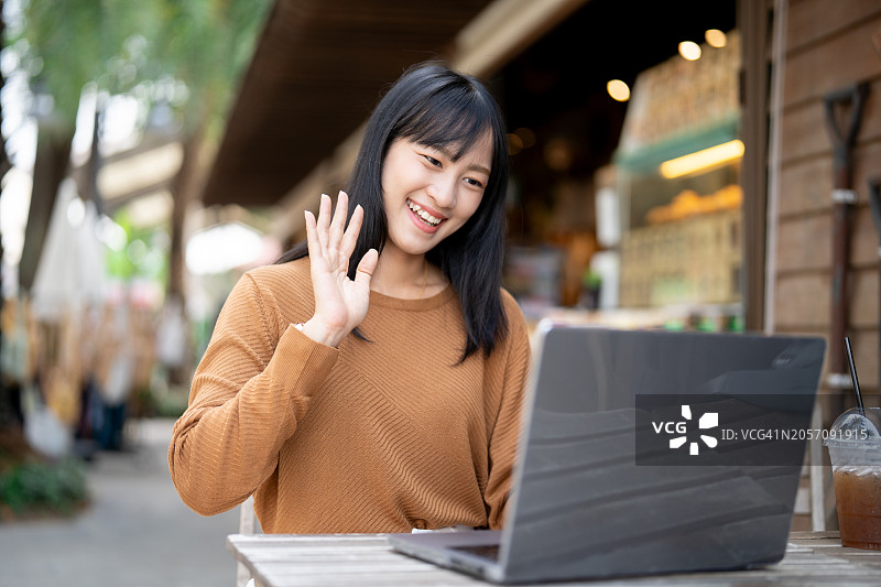 随时随地远程工作：亚洲女性在办公室外通过互联网主持会议图片素材