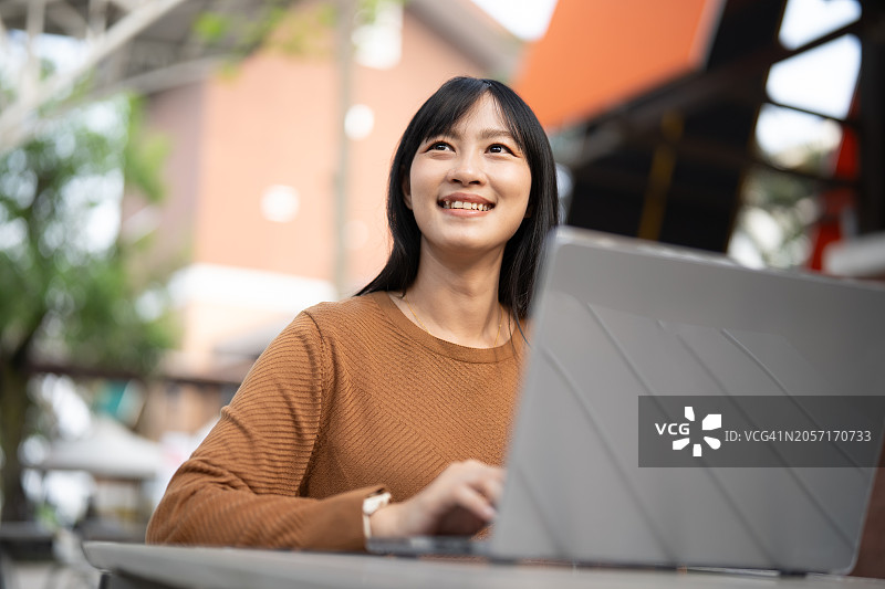 随时随地远程工作：亚洲女性在办公室外通过互联网主持会议图片素材