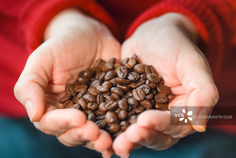 手拿咖啡豆图片素材