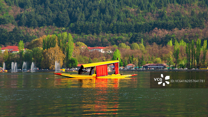 斯利那加达尔湖畔晚间希卡拉船图片素材