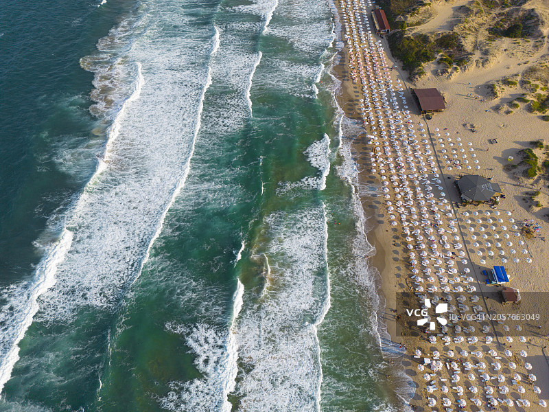 有阳伞和度假游客的海滩图片素材
