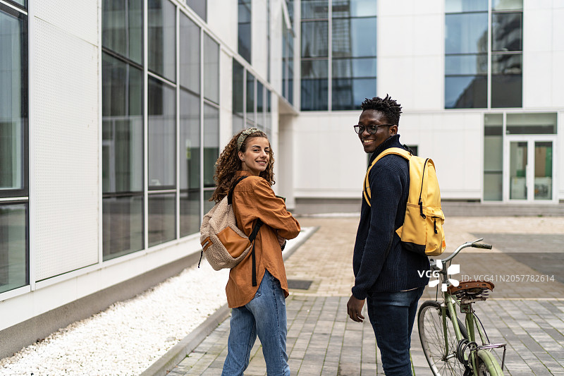 校园里的学生图片素材