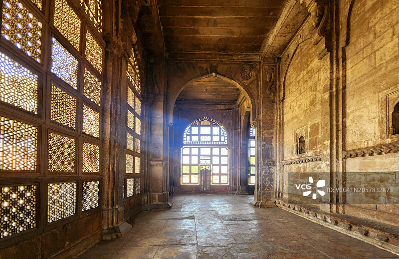 阳光穿过格子设计的建筑图片素材