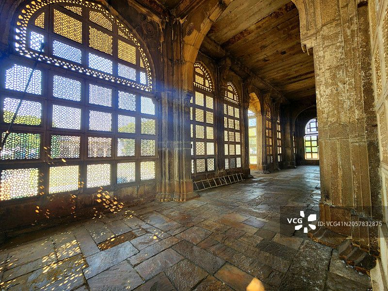 阳光穿过格子设计的建筑图片素材