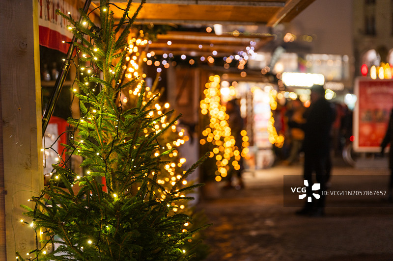 圣诞市场上的圣诞树特写图片素材