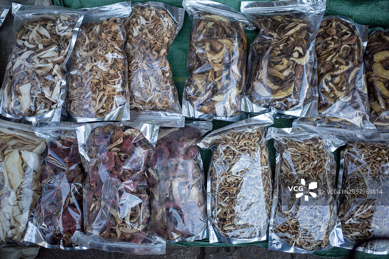市场上出售的塑料袋装干蘑菇图片素材