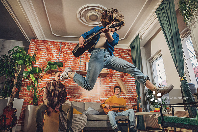 音乐家在排练中玩乐图片素材