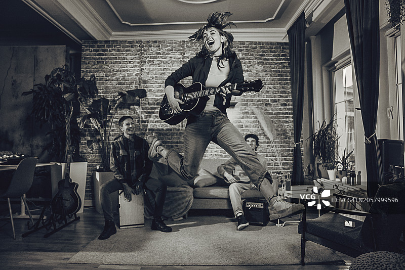 音乐家在排练中玩乐图片素材