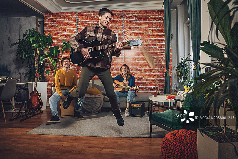 音乐家在排练中玩乐图片素材