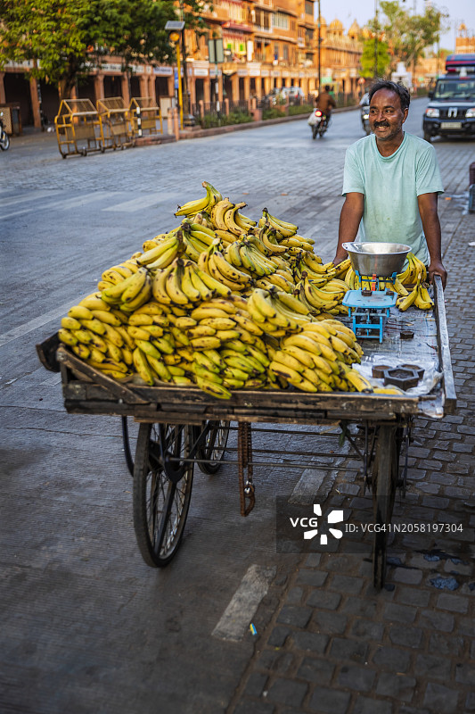 印度斋浦尔街头售卖香蕉的商贩图片素材