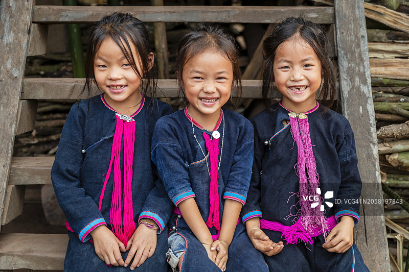 老挝北部村庄里的三个老挝小女孩图片素材