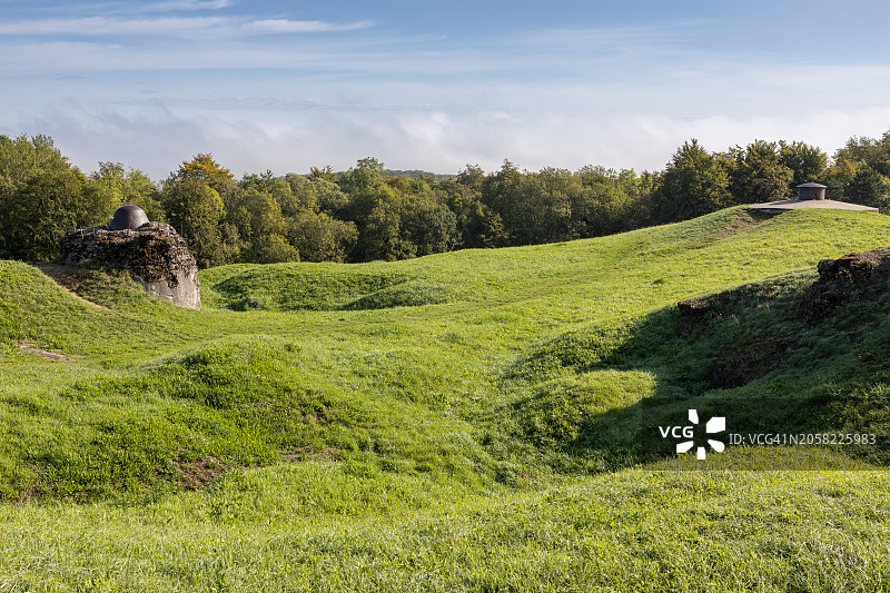 凡尔登战役：杜奥蒙堡的炸毁屋顶和机枪铁穹顶（法国凡尔登）图片素材