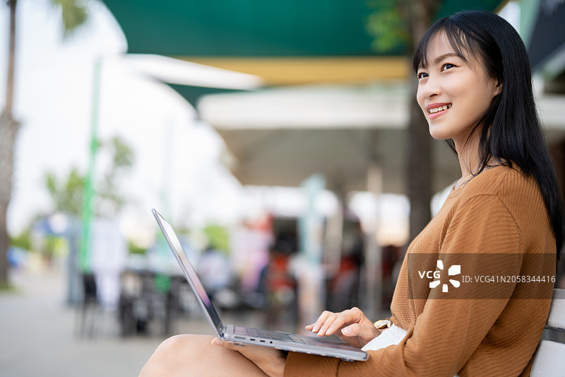 随时随地远程工作：亚洲女性在办公室外通过互联网主持会议图片素材