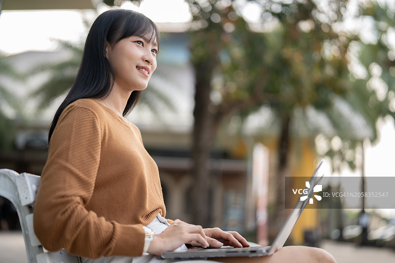 随时随地远程工作：亚洲女性在办公室外通过互联网主持会议图片素材