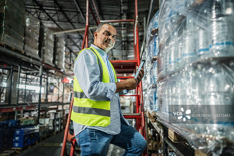 在仓库工作的中年男人肖像图片素材