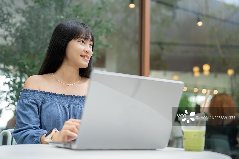 随时随地远程工作：亚洲女性在办公室外通过互联网主持会议图片素材