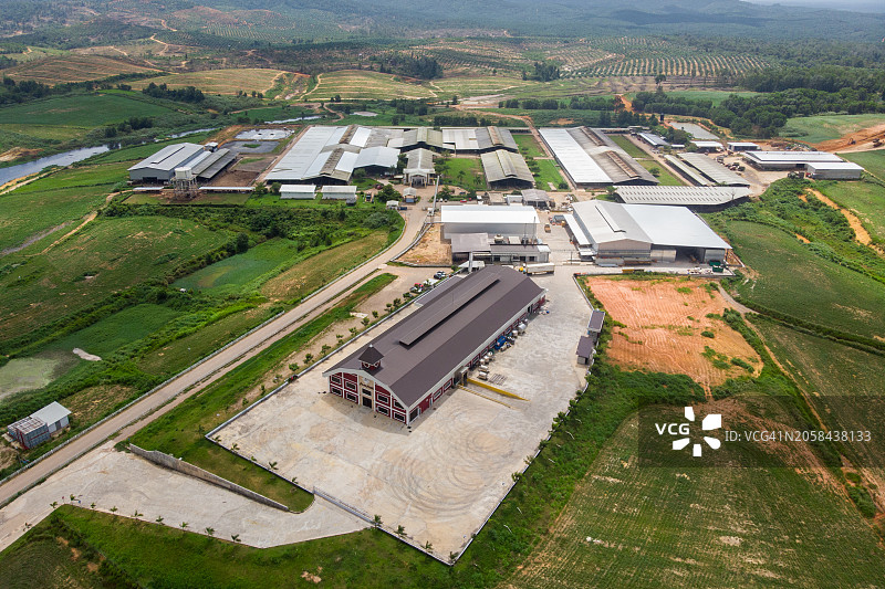 2020年1月5日：马来西亚彭亨州穆阿扎姆沙阿，班达尔穆阿扎姆沙阿的Farm Fresh牛奶厂鸟瞰图。该工厂的年产量达到1200万升。图片素材