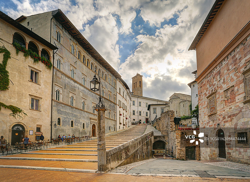 通往斯波莱托大教堂广场的台阶图片素材