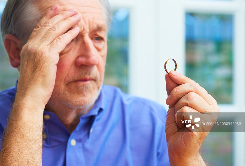 摘下结婚戒指的离婚男人图片素材