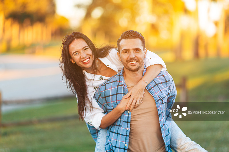 在夏日公园里幸福的情侣图片素材