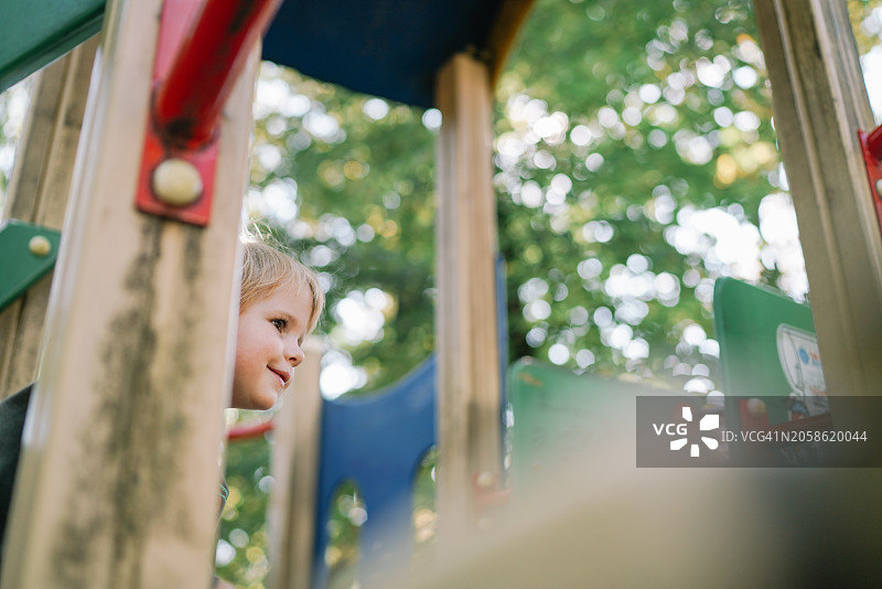 可爱的小女孩在乌克兰的操场上玩耍图片素材