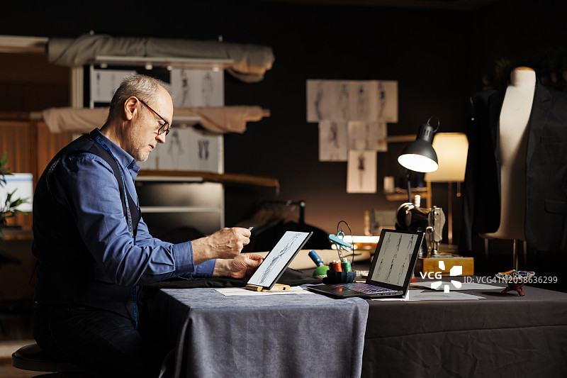 时装设计师制作连衣裙图片素材