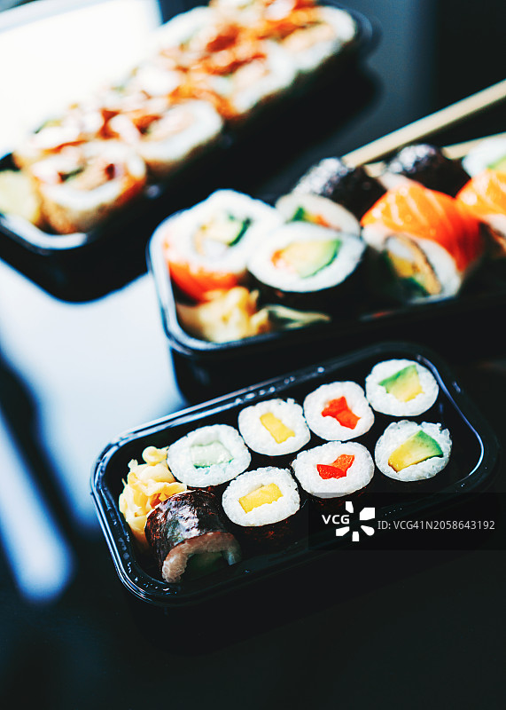 塑料容器中的寿司卷套餐图片素材