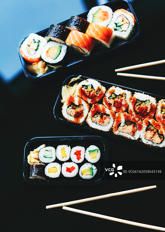 塑料容器中的寿司卷套餐图片素材