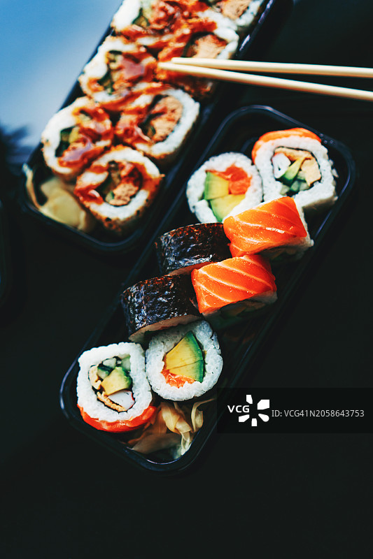塑料容器中的寿司卷套餐图片素材