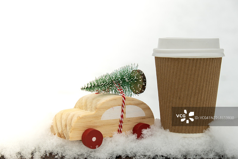 运载圣诞树的木制汽车与咖啡纸杯样机图片素材