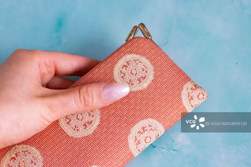 人物手持钱包，美国亚利桑那州图片素材