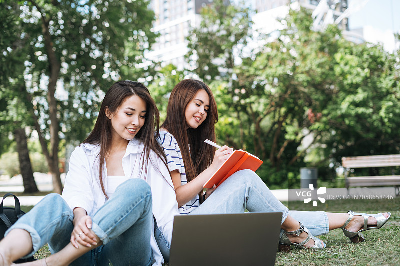 朋友们在俄罗斯斯维尔德洛夫斯克州叶卡捷琳堡的树林草地上学习图片素材