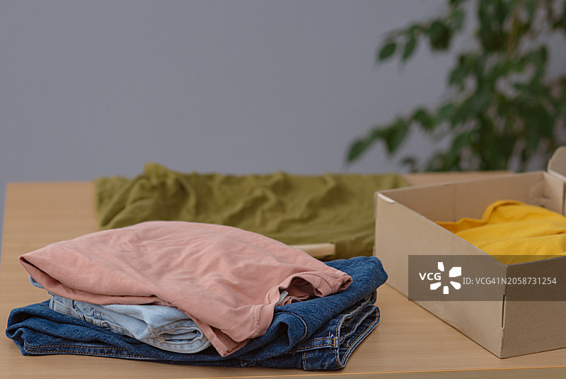 二手市场/跳蚤市场上的衬衫图片素材