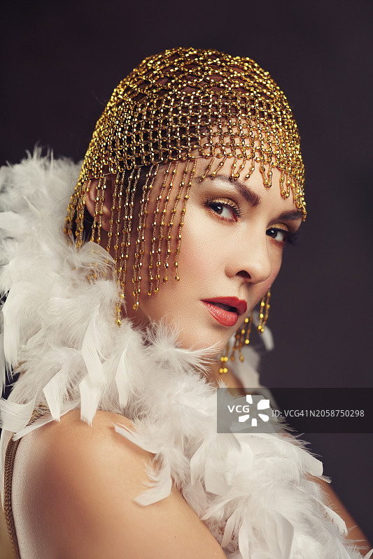 妆容精致的漂亮女人，背景为灰色，20年代的舞女，斯洛伐克特尔纳瓦图片素材