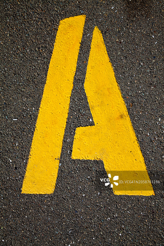 镂空路面标记字体英文表——字母“A”图片素材