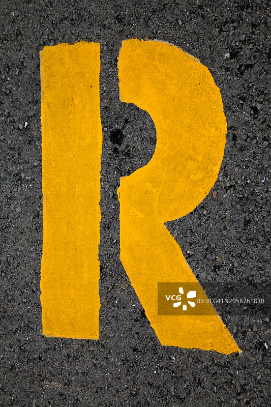 镂空路面标记字体英文字母 - 字母“R”图片素材