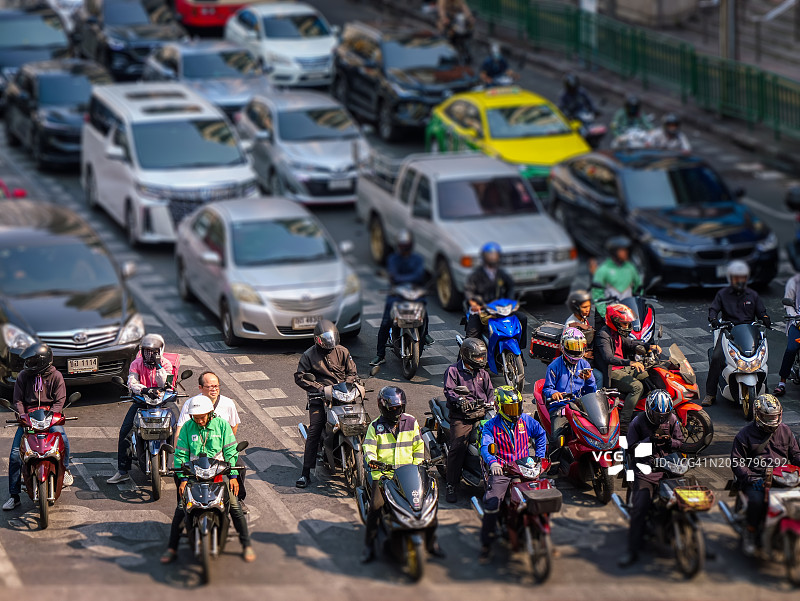 泰国曼谷阿索克夜景：摩托车和汽车交通图片素材