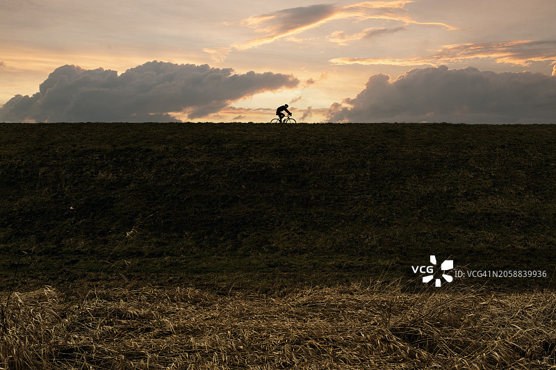 骑自行车的男人剪影图片素材
