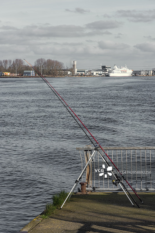 两个立在钓鱼竿支架上的钓鱼竿图片素材