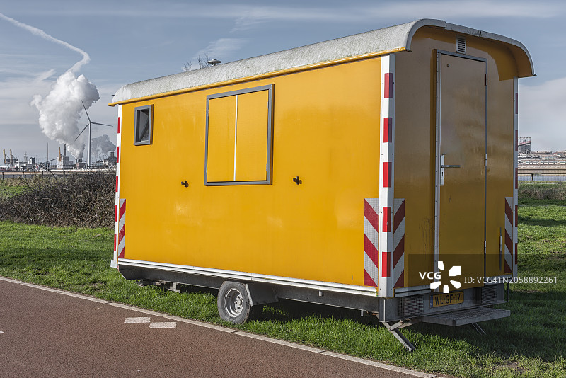 黄色移动拖车停在草坪上图片素材