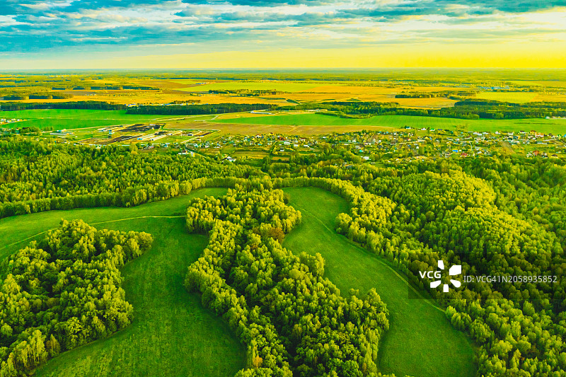 森林无人机摄影：可持续性、空中景观、自然保护、绿色经济图片素材