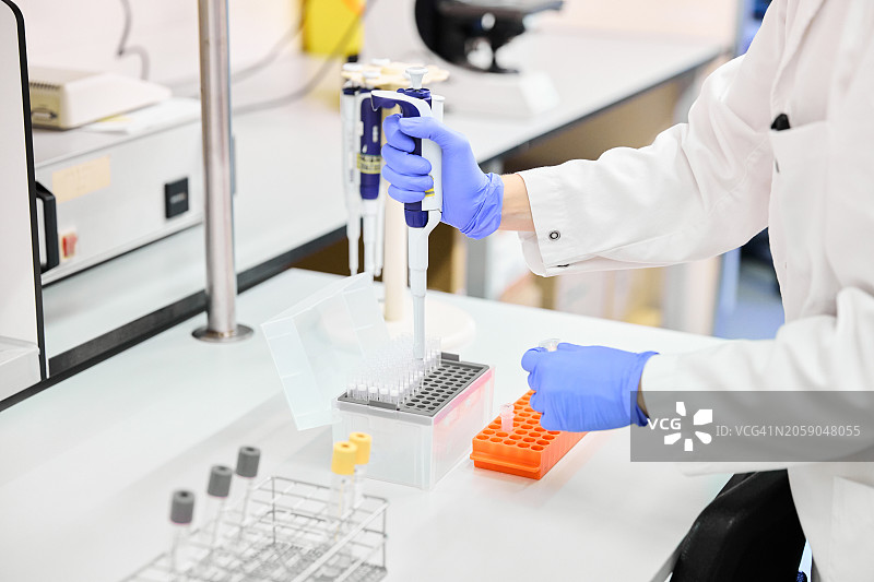 女科学家在实验室用移液器分析样品图片素材