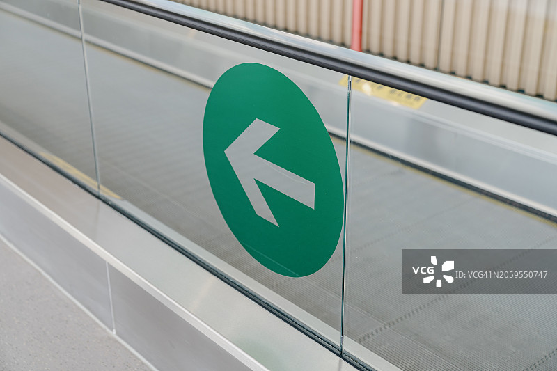 自动扶梯上的标志图片素材